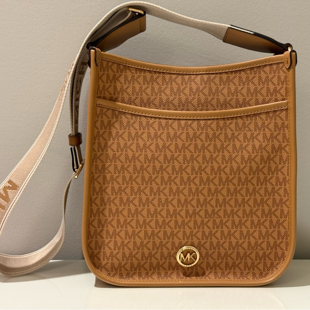 Authentic Michael Kors Luisa Large Signature Logo Messenger Bag